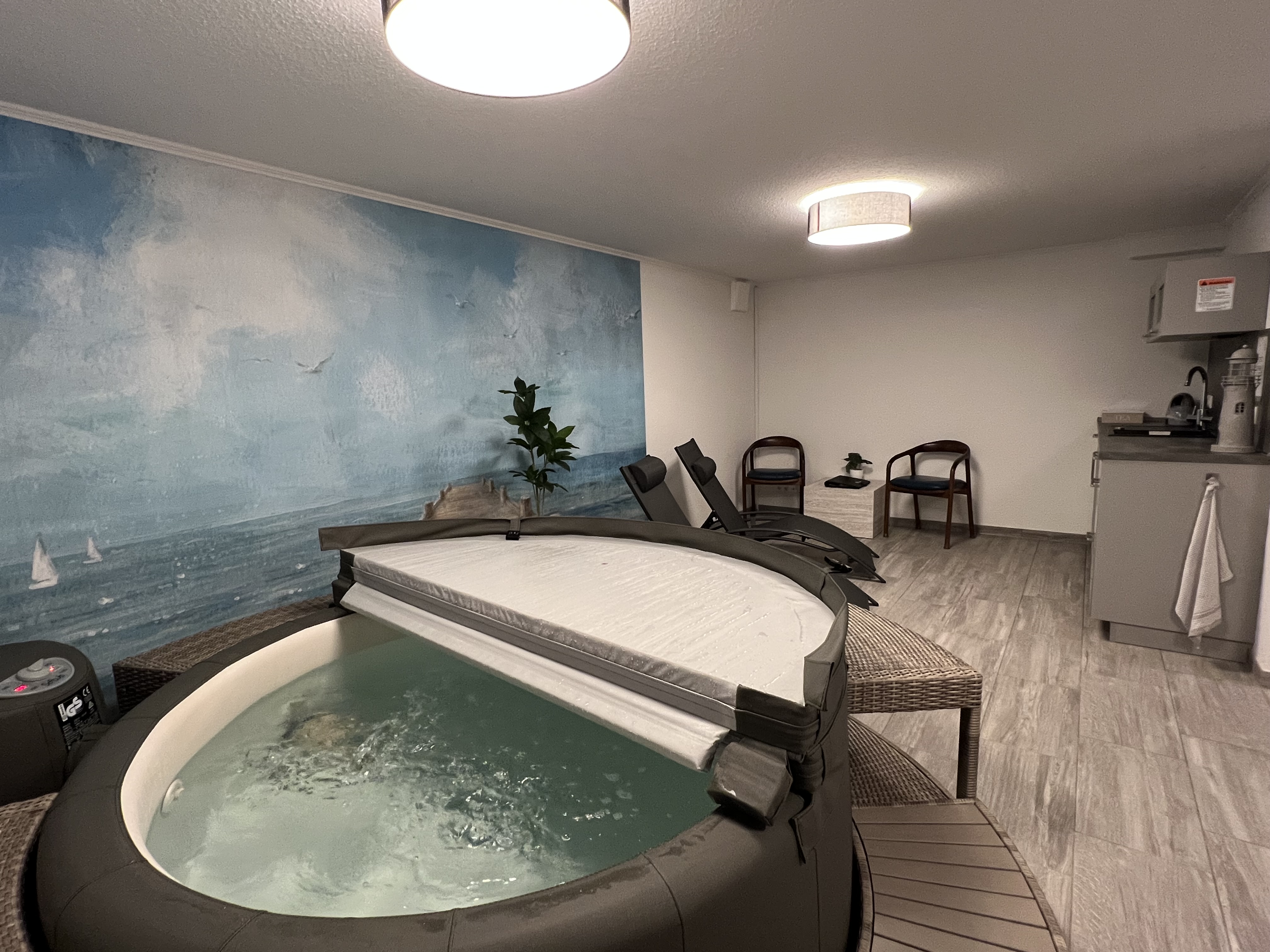 Whirlpool in Betrieb vor Meeres-Wandbild im Wellnessbereich, Ankerplatz 18 Cuxhaven-Duhnen