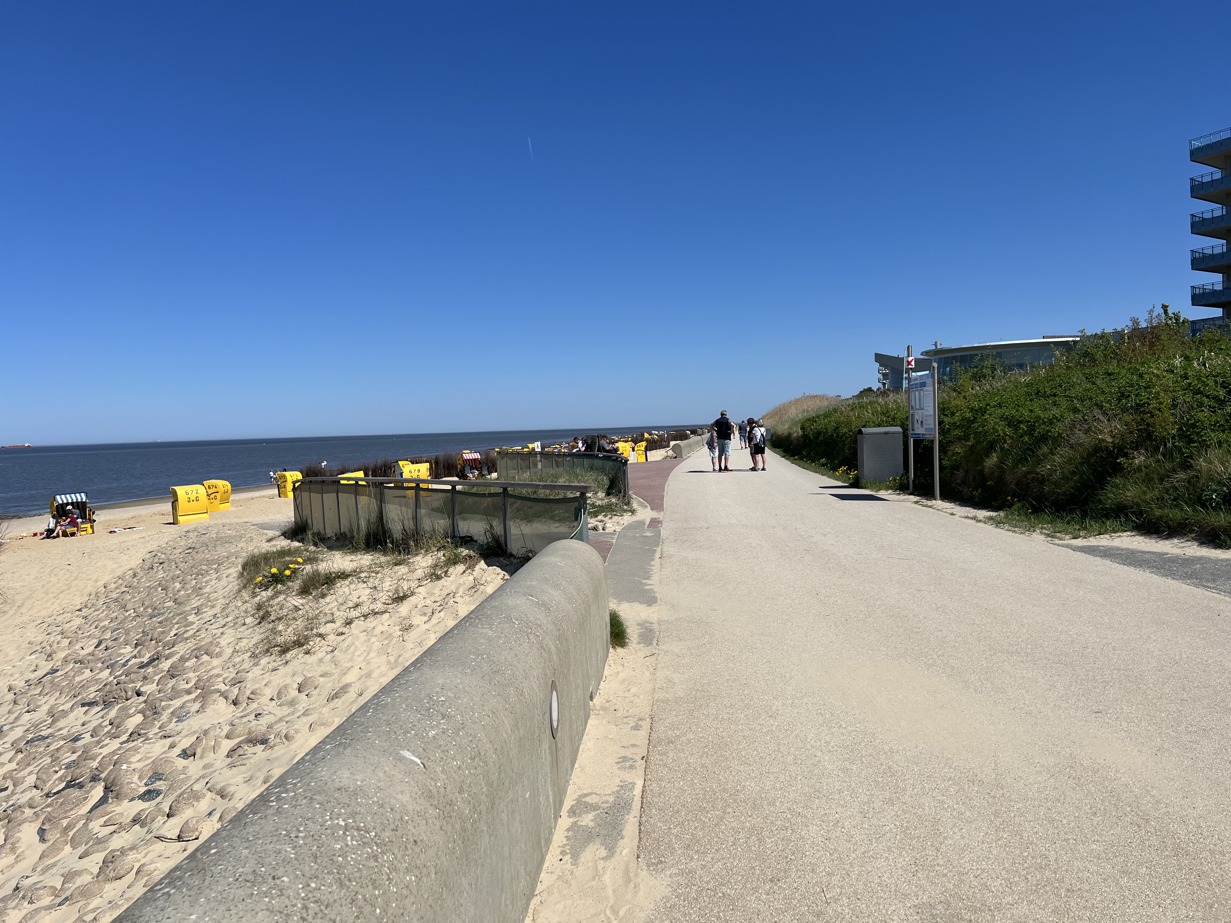 Sonnige Strandpromenade in Duhnen an der Nordsee