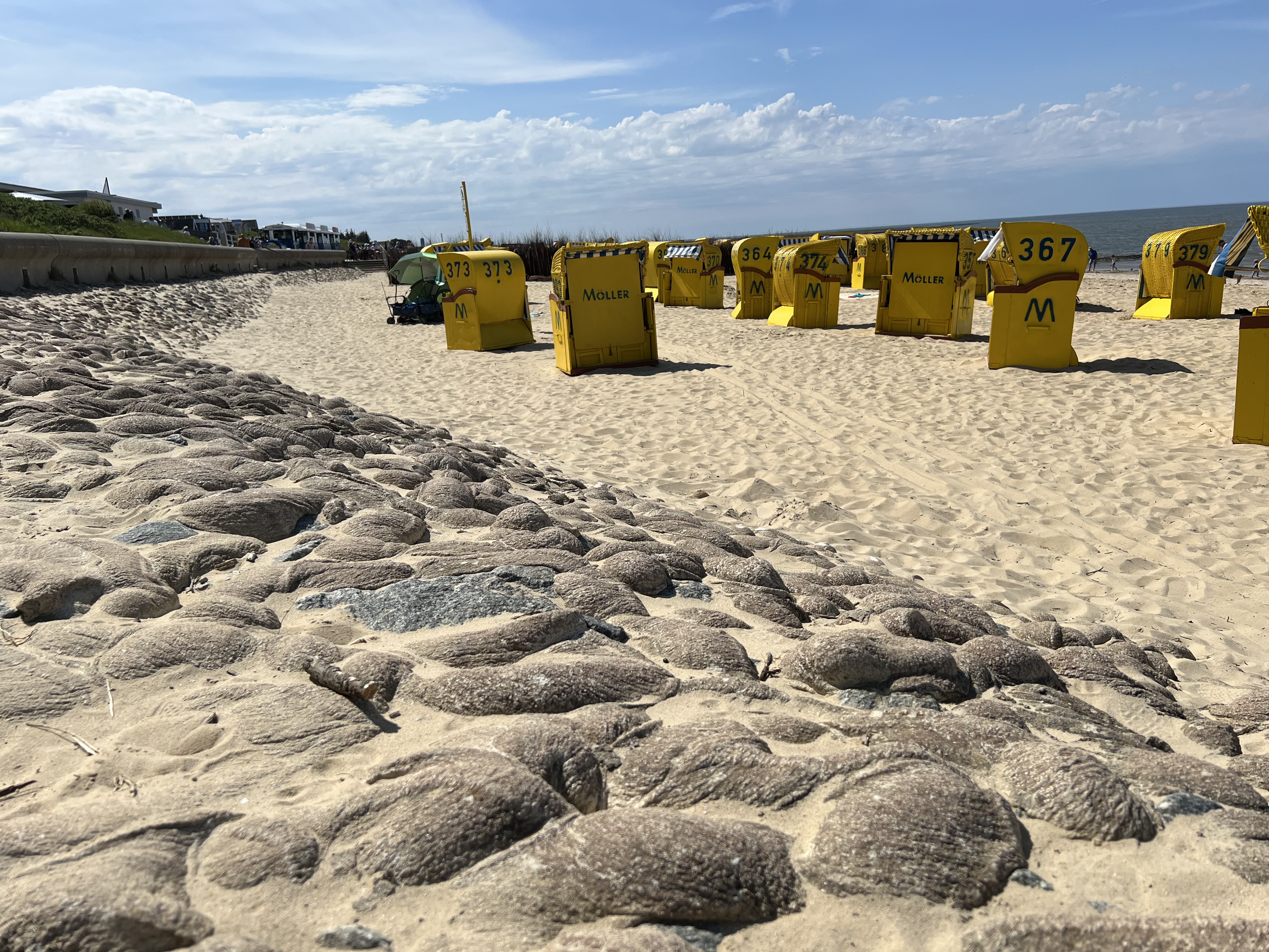 Sandstrand mit Strandkörben an der Nordsee bei Duhnen